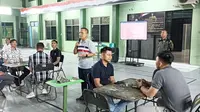 Dandim 1309/Manado Letkol Inf Himawan Teddy Laksono SIKom MTr (Han) saat membuka pelaksanaan turnamen domino, Sabtu (12/8/2023), di aula Makodim 1309/Manado. (Foto: Yoseph Ikanubun/Liputan6.com)