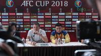 Pelatih Song Lam Nghe An FC, Nguyen Duc Thang (tengah) dan pemain Song Nam, Pham The Nhat saat press conference Piala AFC 2018 di Hotel Grandika, Jakarta, (13/3/2018). Persija akan melawan Song Lam Nghe AN FC. (Bola.com/Nick Hanoatubun)
