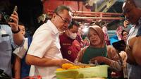 Menteri Perdagangan Zulkifli Hasan kembali melakukan sidak harga barang kebutuhan pokok di pasar tradisional. Kali ini di Pasar Tanjungsari, Sumedang. Harga pangan terpantau stabil cenderung turun antara lain cabai merah kriting Rp 40.000, Ayam Rp 32.000, Bawang Merah Rp 35.000, dan MinyaKita dijual dengan harga Rp 13.500.