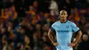 Bek Manchester City, Vincent Kompany terlihat sedih usai timnya dikalahkan Barcelona di leg kedua 16 besar Liga Champions di Stadion Camp Nou, Spanyol, Kamis (18/3/15) . Barcelona menang 1-0 atas Manchester City. (Reuters/Carl Recine)