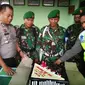 Anggota TNI yang sedang piket jaga terkejut dengan kehadiran pejabat Polres Brebes itu. (Liputan6.com/Fajar Eko Nugroho)