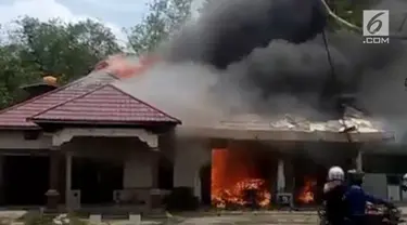 Seorang pria di Desa Jaya Karet, Kalimantan Tengah, nekat membakar rumah dan toko bangunan milik warga. Diduga dendam perselingkuhan menjadi penyebab amarah pria tersebut.