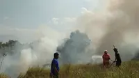 Kebakaran hutan dan lahan di Aceh makin meluas. Total lahan yang terbakar mencapai 121,04 hektare yang tersebar di 25 kecamatan dari 12 kabupaten/kota provinsi tersebut. (Liputan6.com/ Rino Abonita)