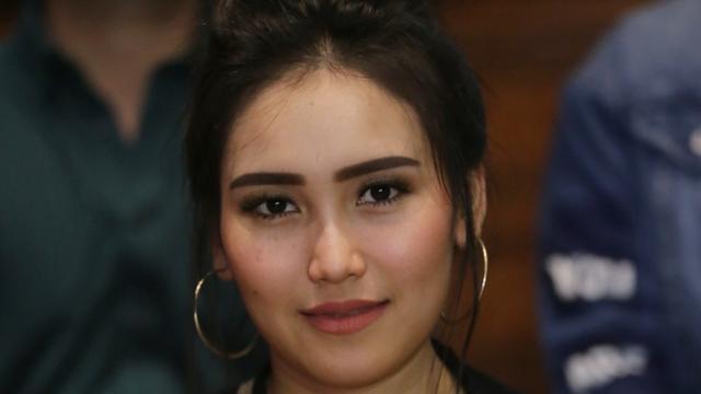 Pakai Kacamata, Ayu Ting Ting Dianggap Meniru Via Vallen  