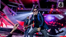 Penampilan Five Minutes di atas panggung Konser Luar Biasa  Indonesian Soccer Awards 2019 di Studio 6 Indosiar, Jakarta, Jumat (10/1/2020). Dalam penampilanya Five Minutes membawakan lagu  "Garuda di Dadaku". (Liputan6.com/Faizal Fanani)