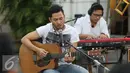 Penampilan Gitaris Noah Uki, dalam Intimate Music Concert bertajuk "Eargasm Noah" yang digagas oleh vidio.com, di kawasan kota,Jakarta,Rabu (15/6/2016). Band Noah membawakan 8 lagu dalam konser tersebut (Liputan6.com/Herman Zakharia)
