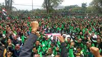Suasana di depan Gedung Sate mendadak menjadi lautan hijau hitam saat ribuan sopir ojek online berunjuk rasa. (Liputan6.com/Huyogo Simbolon)