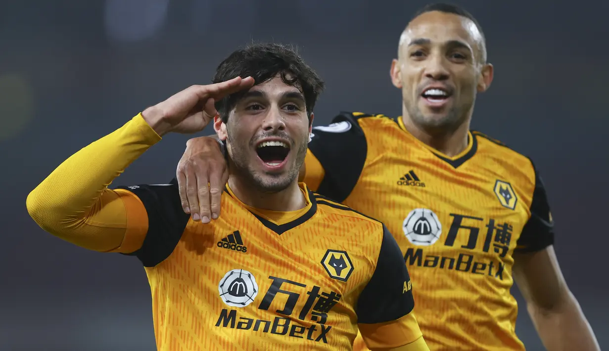 Penyerang Wolverhampton Wanderers, Pedro Neto (kedua kiri) berselebrasi setelah mencetak gol pertama untuk timnya ke gawang Arsenal pada pekan kesepuluh Liga Inggris di Emirates Stadium, London, Minggu (29/11/2020). Arsenal takluk 1-2 dari Wolverhampton Wanderers. (Julian Finney/Pool via AP)
