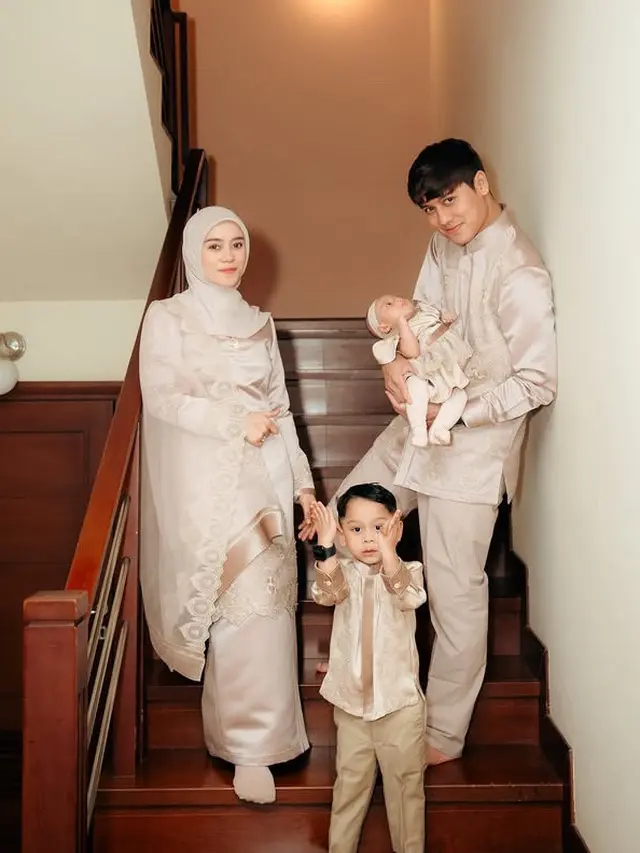 Gaya Selebritis Kenakan Baju Lebaran Nuansa Earth Tone.