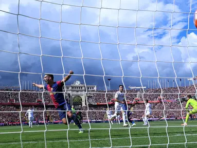 Pemain Barcelona, Ferran Torres (kiri) merayakan gol yang dicetak oleh Raphinha (tidak tampah) ke gawang Real Madrid dalam laga lanjutan Liga Spanyol 2024/2025 di Estadi Olimpic Lluis Companys, Barcelona, Spanyol, Minggu (11/05/2025) waktu setempat. (AFP/Lluis Gene)