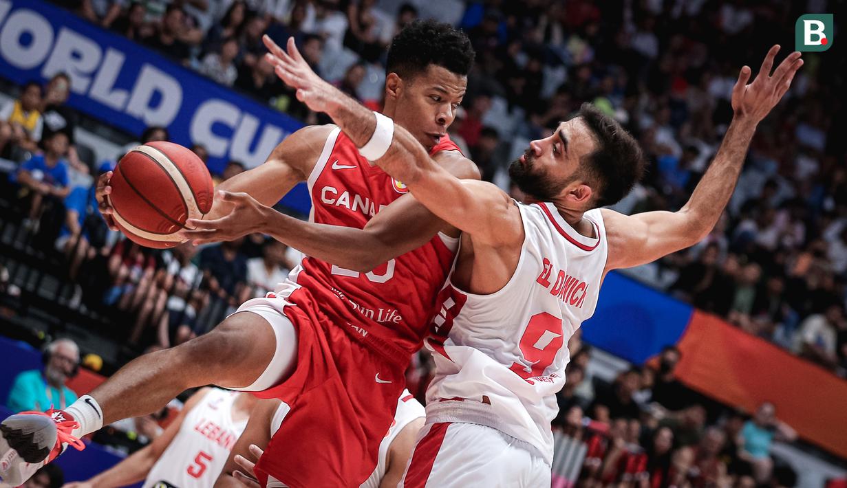 <p>Pebasket Kanada, Trae Bell-haynes (kiri) mengumpan bola dibayangi pebasket Lebanon, Sergio El-Darwich pada laga kedua Grup H Piala Dunia FIBA 2023 di Indonesia Arena, Senayan, Jakarta, Minggu (27/08/2023). (Bola.com/Bagaskara Lazuardi)</p>