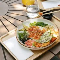 Makan salmon salad menggunakan sumpit (Foto dok : Freepik/freepik).