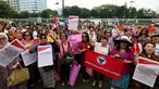 Massa dari Perempuan Peduli Indonesia menggelar aksi mendukung pengesahan Perppu Ormas di depan Gedung DPR RI, Jakarta, Kamis (27/7). Dalam aksinya, para ibu itu mendesak pemerintah untuk merealisasikan Perppu No 2 Tahun 2017. (Liputan6.com/Johan Tallo)