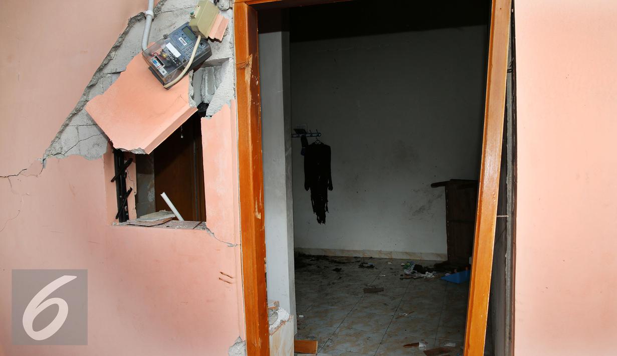 Suasana di dalam kamar kos-kosan terduga anggota jaringan teroris, Bekasi (11/12). Tim Densus 88 Mabes Polri berhasil menangkap tiga orang terduga kelompok teroris semalam dan menemukan bom siap ledak yang berdaya ledak tinggi. (Liputan6.com/JohanTallo)