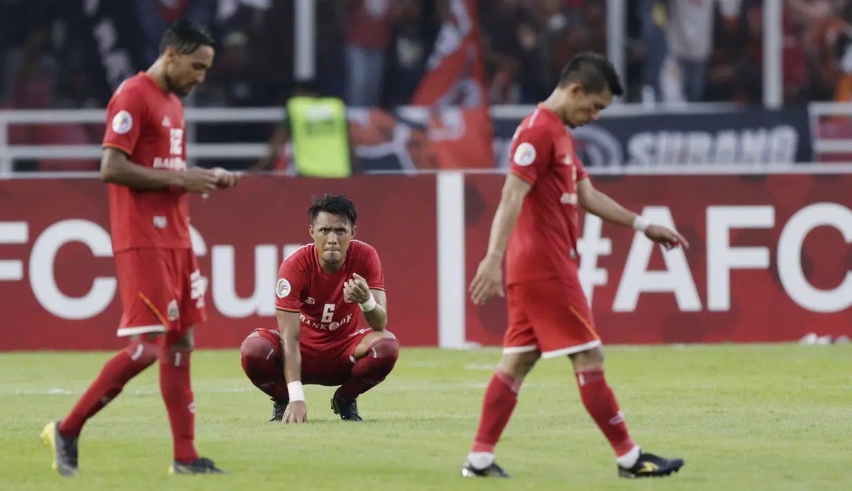 Bek Persija Jakarta, Maman Abdurahman, tampak kecewa usai dikalahkan Ceres-Negros pada laga Piala AFC 2019 di SUGBK, Jakarta, Selasa (23/4). Persija takluk 2-3 dari Ceres-Negros. (Bola.com/M Iqbal Ichsan)