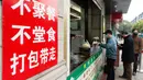 Para pelanggan mengantre untuk membeli mi sapi di sebuah restoran di Xiangyang, Provinsi Hubei, China tengah, pada 16 Maret 2020. Beberapa restoran mi sapi di Xiangyang kembali melanjutkan bisnis dengan layanan take away pada Senin (16/3). (Xinhua/Xie Jianfei)