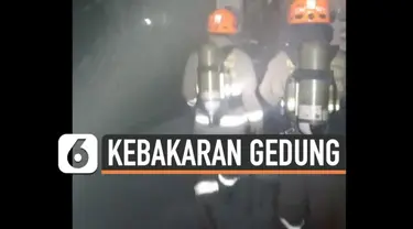 Gedung Bandung Elektronik Center kebakaran Kamis (18/2) malam. Petugas berusaha padamkan api yang menjalar di basement gedung.