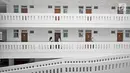 Dokter melakukan visit ke kamar di rusun lansia yang ada di kawasan Cibubur, Jakarta, Selasa (24/4). Kementerian PUPR membangun satu twin block rusun khusus untuk lansia di Cibubur. (Liputan6.com/Herman Zakharia)