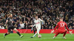 Pemain Tottenham Hotspur, James Maddison, mencetak gol ke gawang Fulham pada laga Liga Inggris di Stadion Tottenham Hotspur, Selasa (24/10/2023). (AFP/Glyn Kirk)