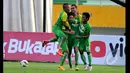 Para pemain Persebaya Surabaya langsung memeluk Octavio Dutra usai menceploskan bola ke Gawang Persela Lamongan dalam laga SCM Cup 2015, Stadion Jakabaring, Palembang, Selasa (27/1/2015). (Liputan6.com/Johan Tallo)