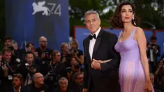 Pasangan selebritis, George Clooney dan Amal Clooney meramaikan karpet merah Venice Film Festival ke-74 di Italia, 2 September 2017. Amal datang untuk mendukung sang suami yang meluncurkan film terbarunya, 'Suburbicon'. (Filippo MONTEFORTE/AFP)
