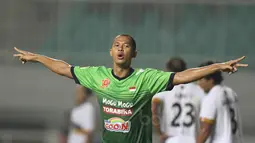 Pemain PS TNI, Sansan Husaeni merayakan gol saat melawan Persela Lamongan pada Liga 1 2017 di Stadion Pakansari, Bogor, Sabtu (27/5/2017). (Bola.com/Nicklas Hanoatubun)