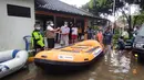 Karyawan PT. Askrindo secara simbolis memberikan bantuan perahu karet kepada warga korban banjir di Bekasi, Senin (22/02/2021). Bantuan perahu karet untuk proses evakuasi korban banjir diberikan di Pondok Timur Mas, Bekasi Selatan dan Perumnas III, Kota Bekasi. (Liputan6.com/Pool)