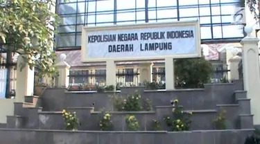 Bupati Lampung Selatan terkena OTT KPK bersama beberapa orang. Ditemukan uang ratusan juta yang diduga sebagai suap proyek infrastruktur.