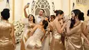 <p>Bridesmaid di pernikahan Sarah Keihl [Instagram/hanahaho]</p>