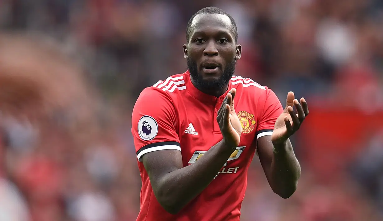 Romelu Lukaku menjadi pemain berbanderol tertinggi yang pernah meninggalkan Manchester United. Kala itu, ia ditaksir memiliki nilai pasar sebesar 75 juta euro. Lukaku akhirnya diboyong oleh Inter Milan dengan mahar sebesar 74 juta euro pada bursa transfer musim panas 2019/2022. Sepanjang berkostum Setan Merah, Lukaku tampil sebanyak 96 kali dengan mencatatkan 42 gol dan 13 assist. (AFP/Oli Scarff)