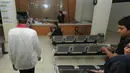 Jokowi yang mengenakan baju koko putih dan sarung merah yang dikalungkan di leher, datang sekitar pukul 11.00 WIB dan langsung masuk ke ruang tunggu kantor Kecamatan Pasar Minggu, Jakarta, Jumat (23/5/14). (Liputan6.com/Herman Zakharia)