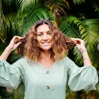 Hidup di iklim tropis berarti harus siap menghadapi cuaca panas, lembap, bahkan kadang hujan dadakan. Kondisi ini sering membuat rambut jadi mudah lepek, frizzy, atau susah diatur. (foto/dok: freepik/kroshka__nastya)