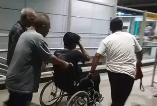 Beberapa korban tabrakan kereta juga dievakuasi menggunakan kursi roda, untuk kemudian dibawa ke rumah sakit.