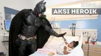 Orang-orang ini lakukan perbuatan yang patut diacungi jempol karena bisa menghibur dan selamatkan nyawa manusia. 