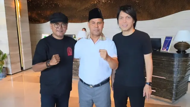 Juru bicara PDI Perjuangan (PDIP) Guntur Romli saat bersama anak angkat Megawati Soekarnoputri di Timor Leste.