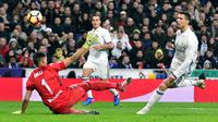 Bomber Real Madrid, Cristiano Ronaldo, melepaskan tendangan yang berujung gol ke gawang Real Sociedad, di Santiago Bernabeu, Minggu (29/1/2017). (AFP/Gerard Julien). 