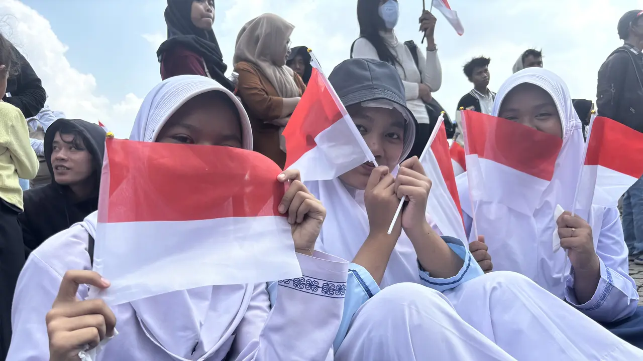 Ratusan warga tumpah ruah datang menyaksikan Pesta Rakyat HUT ke-80 RI di Kawasan Monas, Jakarta Pusat, Minggu (17/8/2025) (Liputan6.com/Ady Anugrahadi)