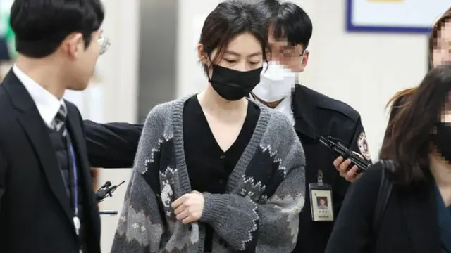 Kim Sae Ron akhirnya memenuhi panggilan pemerintah untuk jalani sidang pertama.