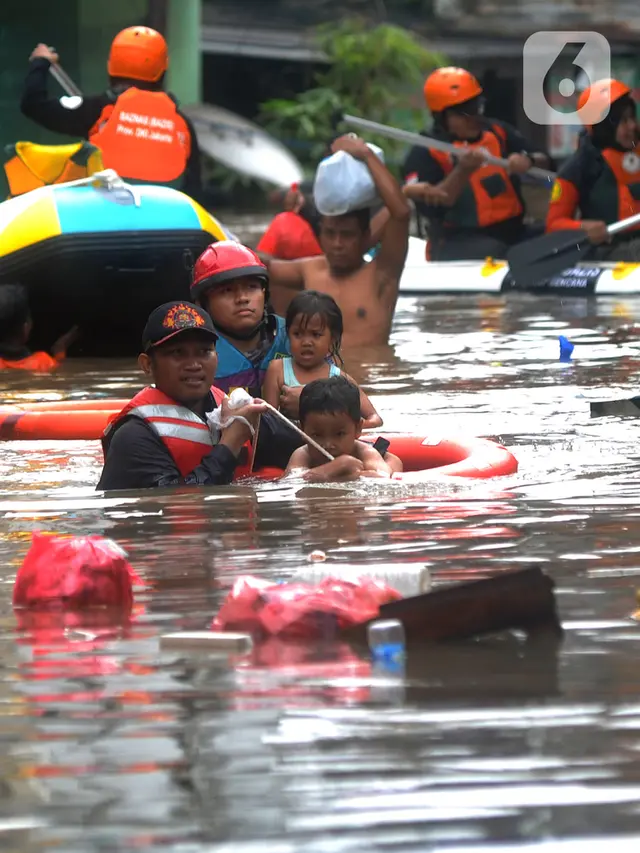 Perjuangan Petugas Damkar Evakuasi Anak-Anak Korban Banjir