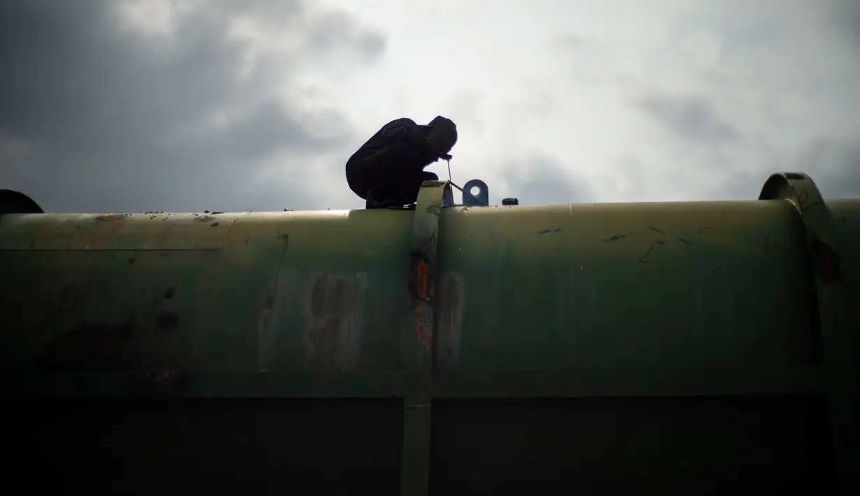 Pekerja memotong kapal tua di Cilincing, Jakarta, Kamis (13/2/2020). Proses daur ulang ini dilakukan dengan cara memotong kapal menjadi bagian-bagian kecil yang kemudian dijual sebagai besi tua. (Xinhua/Agung Kuncahya B.)