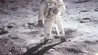 Beredar video pengakuan Stanley Kubrick yang mengatakan jika Neil Armstrong ke bulan hanyalah palsu!