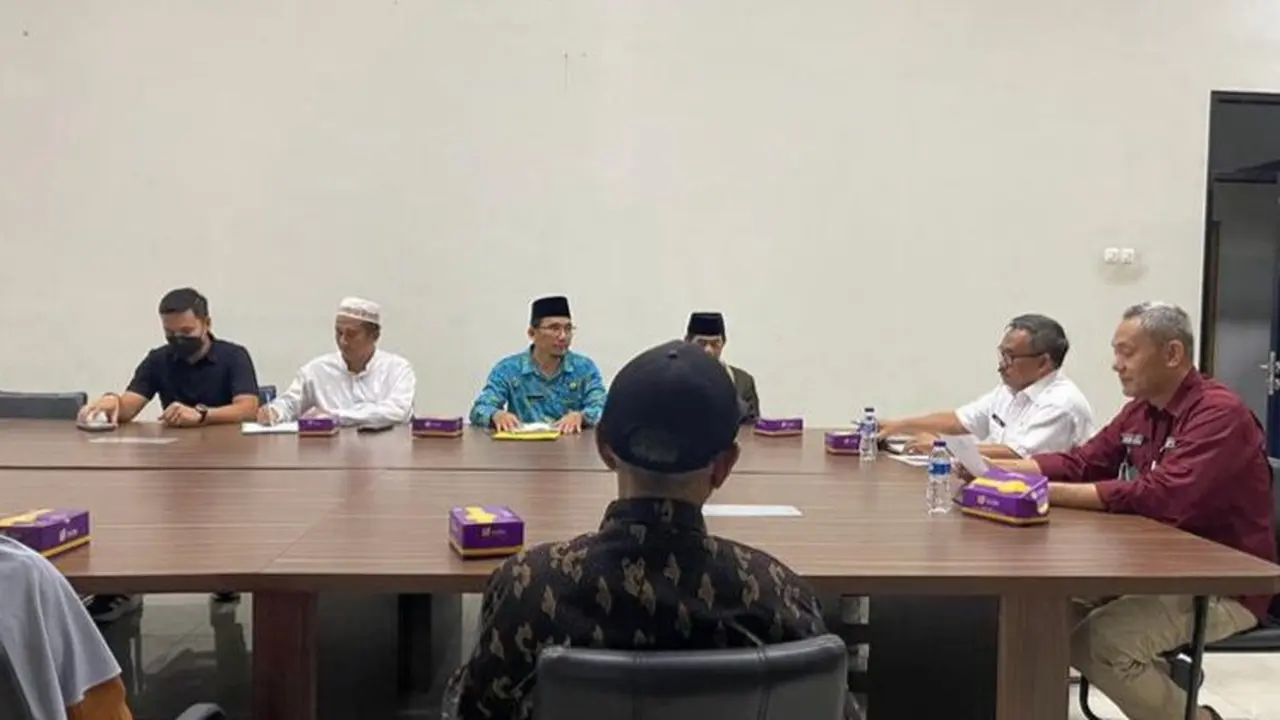 Mediasi pasangan lansia yang mengaku imam mahdi dan ratu adil bersama MUI, Kemenag, dan FKUB di Kantor Kesbangpol Kabupaten Bogor. (Foto: Istimewa)