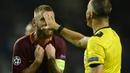 Kapten AS Roma, Daniele De Rossi (kiri) memprotes keputusan wasit, Bjorn Kuipers saat laga melawan FC Porto pada leg pertama  playoff Liga Champions 2016-2017 di Estadio Do Dragao, Kamis (18/8/2016) dini hari WIB. (AFP/Miguel Riopa)