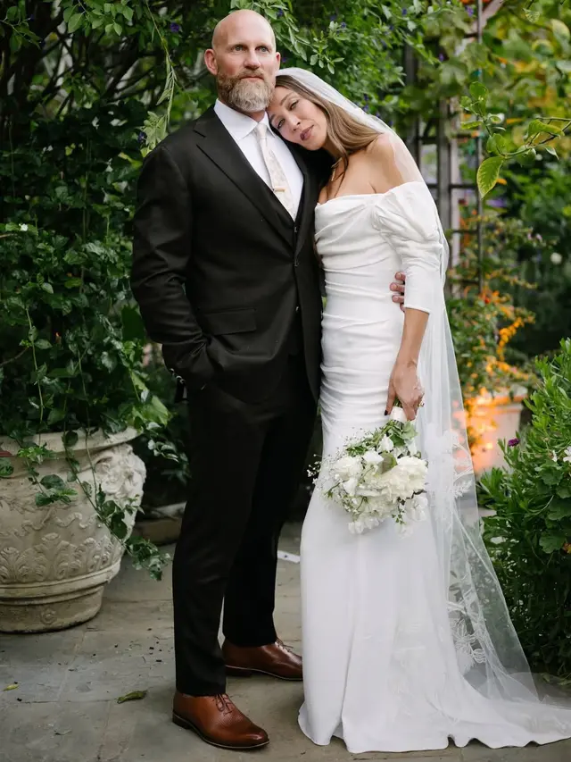 Alana Hadid menikah dengan gaun vintage dipadukan veil panjang. [@mangostudios]