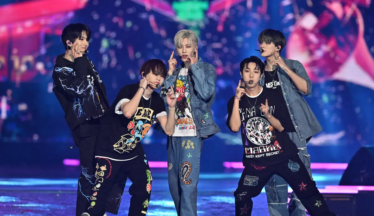 Grup K-pop Korea Selatan NCT Dream tampil selama konser K-pop sebagai bagian dari Seoul Festa 2022 di stadion Jamsil di Seoul (10/8/2022). Acara tersebut diadakan 10 hingga 14 Agustus 2022. (AFP/Jung Yeon-je)