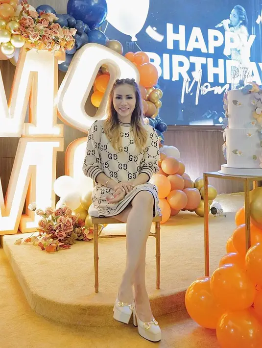 <p>Penampilan Narova Morina Sinaga atau lebih dikenal dengan nama Momo Geisha di perayaan ultahnya. Perempuan dua orang anak itu tampak anggun. [Instagram/therealmomogeisha]</p>