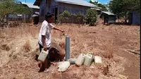 Foto: Warga Kelurahan Hewulu, Kecamatan Alok Barat, Kabupaten Sikka, NTT kesulitan air bersih (Liputan6.com/Dion)