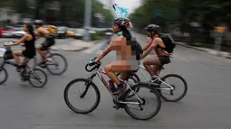 Sejumlah orang bersepeda tanpa menggunakan busana di pusat kota Mexico City , Meksiko , 11 Juni 2016. Orang-orang tersebut berpartisipasi dalam ' World Naked Bike Ride' atau bisa diartikan dengan para pesepeda nakal atau gila. (REUTERS / Tomas Bravo)