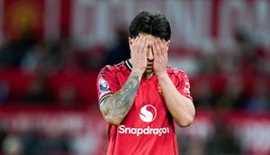 Pemain Manchester United, Lisandro Martinez, tampak kecewa setelah mendapat kartu merah saat melawan Leeds United pada pekan ke-32 Premier League 2025/2026 di Stadion Old Trafford, Selasa (14/4/2026). (AP Photo/Dave Thompson)