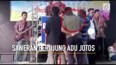 Adu jotos terjadi di atas panggung saat sekolompok pria tengah menyawer biduan.